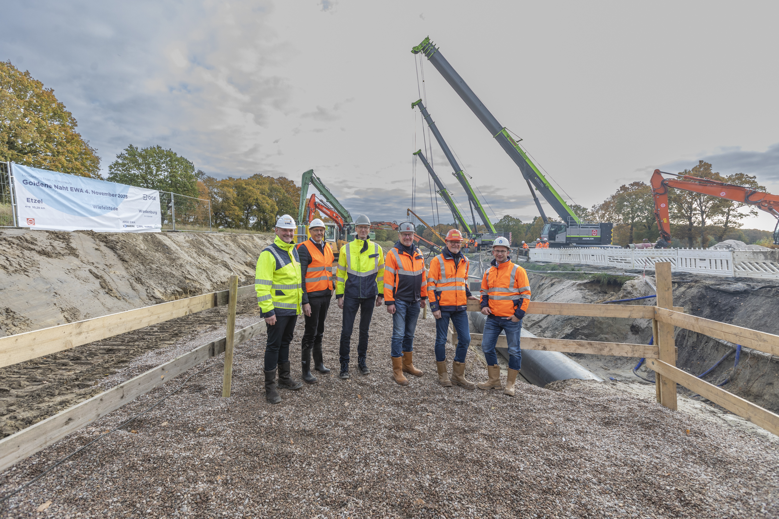 OGE-Geschäftsführung und Geschäftsführer der Partnerfirmen bei der Goldenen Naht